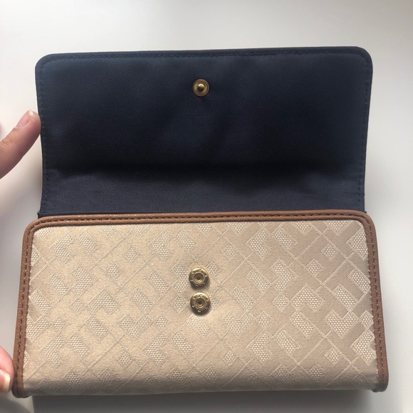 Tommy Hilfiger Beige Wallet - Picture 4 of 8